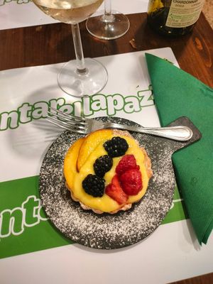 Crostatina con crema pasticcera agli agrumi e frutta di stagione at La Puntarella Pazza in Rome