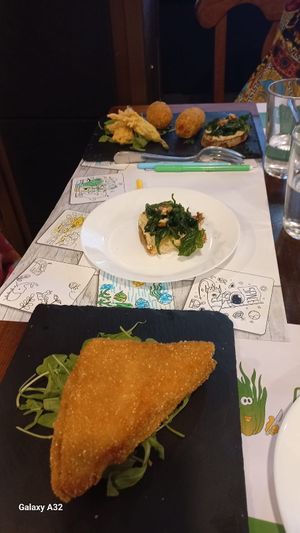 Antipasti: mozzarella in carrozza strepitosa, supplì e fiori di zucca ripieni... Bruschetta con spinaci croccanti buonissima!! at La Puntarella Pazza in Rome