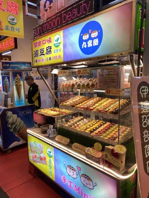 The cakes are not vegan  at Hunan Tofu Braised Tofu - 湖南豆腐 滷豆腐 in Yuchi