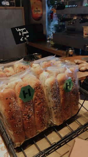 Je kan ook een deel van de 6 pack meenemen en een deel ter plekke opwarmen ;))  at HOUBEN in Eindhoven