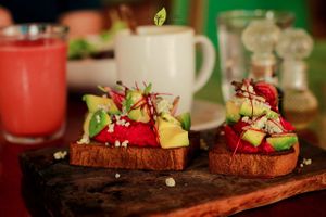 DESAYUNO
Pan de espinaca y hummus de betabel at La Hoja Verde in Tulum