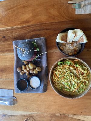 Passable. Burger et faux steak sans goût, de même pour le riz et tofu..  at La Hoja Verde in Tulum
