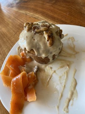 Carrot cake, je le trouve pas bon du tout malheureusement..   at La Hoja Verde in Tulum