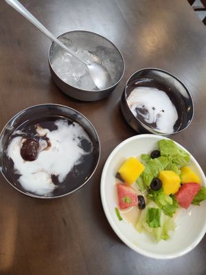 Dinner set menu with refillable banchan. Dessert chè at OBOK Veggie - Nhà hàng chay Hàn Quốc  in Hanoi