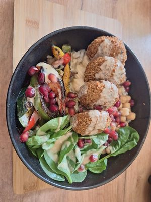 Falafel bowl at Brothers Amstetten in Amstetten