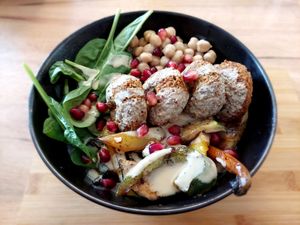 Vegan "Damaskus" bowl (housemade falafel, hummus, rice, chickpeas, spinach, grilled vegetables,  pomegranate, tahini) at Brothers Amstetten in Amstetten