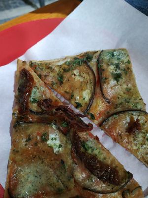 Vegan pizza at Primo Basilico in Lisbon