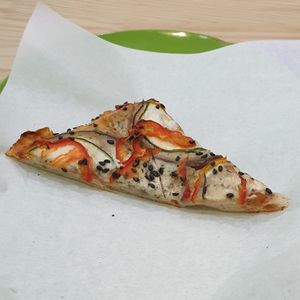 Vegan pizza at Primo Basilico in Lisbon