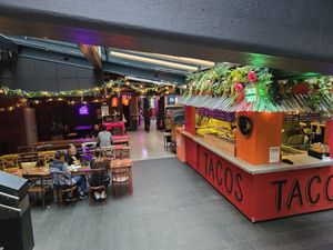 Location with other restaurants at Hawaii Poke in Gothenburg