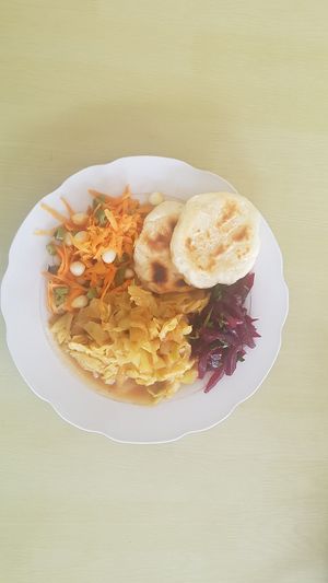 Un delicioso plato: Col guisada, tortillas de tuca, remolacha y ensalada de vainitas con choclo y zanahoria 😋 Good Vegetarian Food 🥑🥦🥒🍄🥕 at Restaurante Vegetariano Zuvar in Puyo