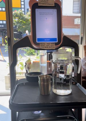 Robot serving   at Vegan Kitchen - 비건 키친 in Seoul