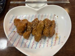 Koreanisches frittiertes „Hähnchen“ in der Knoblauch-Version  at Vegan Kitchen - 비건 키친 in Seoul