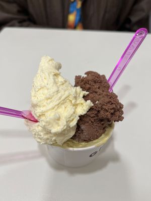 Pistaccio, vainilla cream and chocolate with hazelnuts. 4,30€  at Gioelia Cremeria - Madrid Atocha in Madrid
