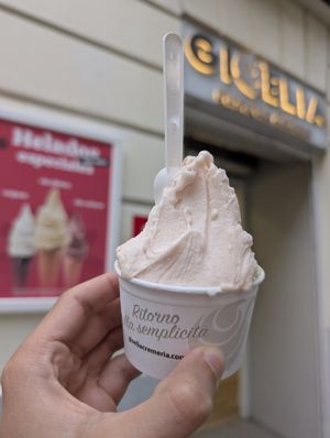peach and rose flavour at Gioelia Cremeria - Madrid Atocha in Madrid