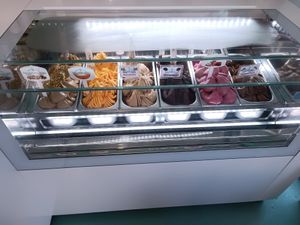 Variedades de helado Veganas at Gelateria Fiore di Maggio in Palau