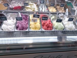 Variedades de helados Veganas de frutas at Gelateria Fiore di Maggio in Palau