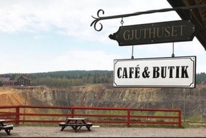 Outdoor seating with view over Falun copper mine at Gjuthuset Café Och Butik in Falun