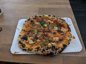 Die Scharfe Rote Pizze with vegan pepperoni, caramelized onions, and chili sauce. at Planty Pizza in Vienna