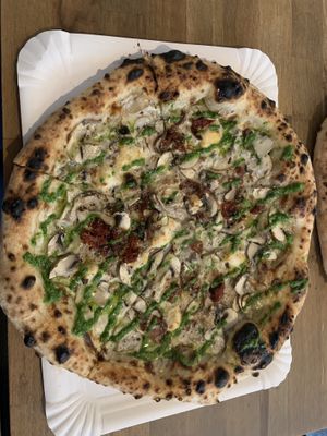 Mushroom pizza with dried tomatoes   at Planty Pizza in Vienna