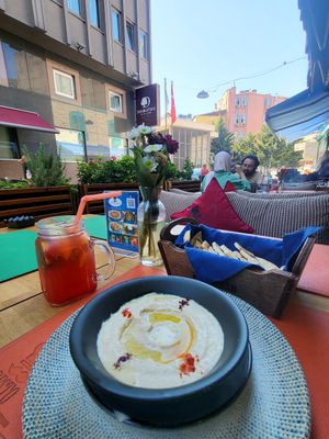 Hummus and drink at Resto Han in Istanbul