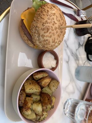 Burger vegan Beyond Meat avec pommes de terre au four (mayonnaise vegan en option )  at Snack'in in Amiens