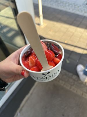 Größe Xs mit Erdbeeren, Oreo und Erdbeerpüree  at YOMARO in Bonn