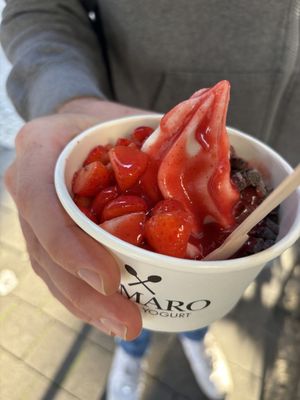 Größe S mit Erdbeeren, zartbitter Schokolade und Erdbeerpüree  at YOMARO in Bonn