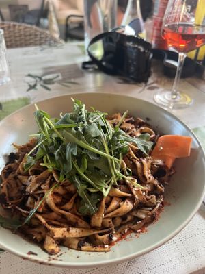 Oliventarpenade mit Rucola und Sesam  at Le Petit Paradis in Malaucene