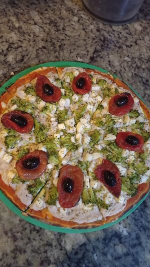 Pizza vegana : mussarela de amendoim, abobrinha fatiada, brócolis, tomate seco, azeitonas , palmito e alho torrado at Espaço Brasil Itacaré-Bahia in Itacare