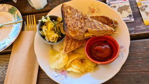Kastanje Kampioen - vegan grilled cheese sandwich at De Carolinahoeve in De Steeg
