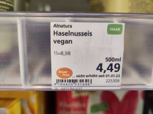 Schild mit Vegan Hinweis at Alnatura Super Natur Markt in Heidelberg