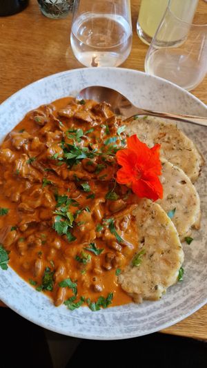 Eierschwammerlgulasch mit Serviettenknödel (vegetarisch) at Das Oachkatzl - Bar Lounge Restaurant in Ellmau