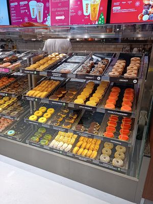 The green label are vegan. There are 4-5 option at Dunkin' - Copenhagen Central Station in Copenhagen