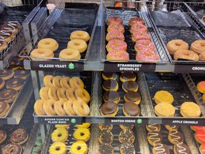 Vegan selection as of 9th August 2024 [2/3] at Dunkin' - Copenhagen Central Station in Copenhagen