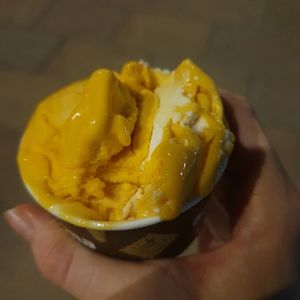 Helado de cheesecake de mango (derecha) at Antiuxixona Gelateria in Calafell