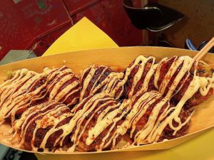 We have increased the number of menu items.
You can now choose from spicy sauce, aurora sauce, and salted sesame oil.

This is a picture of takoyaki with spicy sauce. at OKO Takoyaki in Osaka