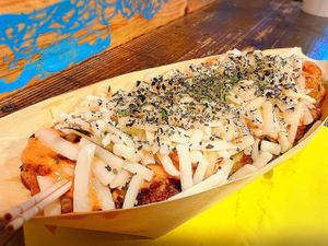 We have increased the number of menu items.
You can now choose from spicy sauce, aurora sauce, and salted sesame oil.

This is a picture of a takoyaki with aurora sauce. at OKO Takoyaki in Osaka