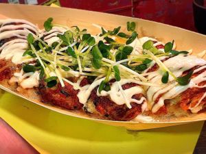 We have increased the number of menu items.
You can now choose from spicy sauce, aurora sauce, and salted sesame oil.

This is a picture of a takoyaki with salted sesame oil. at OKO Takoyaki in Osaka