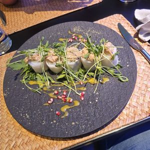 Tropische vegane Röllchen mit Erdnussdip at Cool Run Inn in Innsbruck