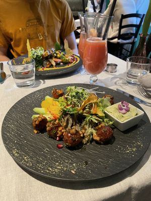 Tofu Bällchen auf Salat, Guavensaft gespritzt. Gegenüber: Tempeh auf Quinoa und Gemüse  at Cool Run Inn in Innsbruck