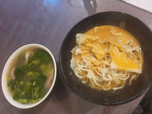 Seaweed/Tofu skin soup and ramen in sesame sauce at Ivy's Veggie - 艾薇家蔬食 in Taitung