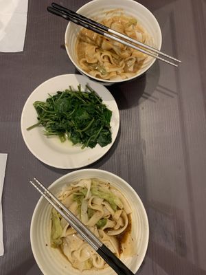 Flat sichuan noodle, flat sesame noodle, vegetable dish (spinach)  at Ivy's Veggie - 艾薇家蔬食 in Taitung