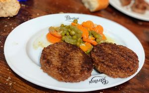 Hamburguesas con menestra at Petritegi Sagardotegia in Astigarraga