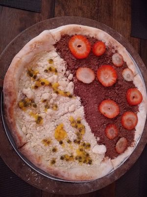 Doce, meia sensação e meia chocolate branco com maracujá at Trattoria João Manjericão in Santa Catarina