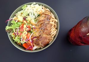 Ente mit Udonnudeln at Project Vegan in Koblenz