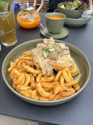Kräuterseitling-Schnitzel mit Curly Fries  at Project Vegan in Koblenz