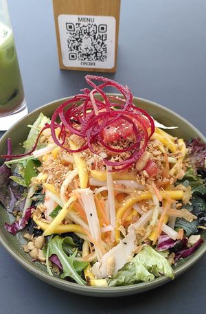 Nomnom gelb, viel Mango, Garnelen in Stückchen, viel Crunch, wirklich top at Project Vegan in Koblenz