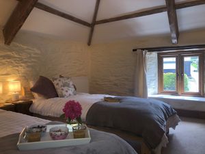 Twin bedroom at Haye Cornwall – Vegan-friendly holiday cottage with rescue animals in 25 acres in Liskeard