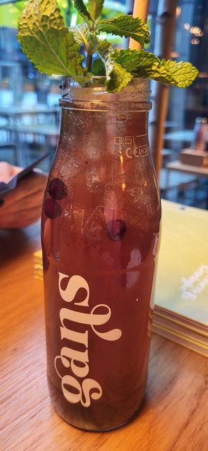 Heidelbeer Minze Eistee at Hans im Glück - Wien Am Belvedere in Vienna