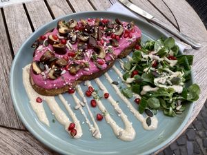 Rote-Beete Hummus Brot  at Vegan Vibes in Berlin